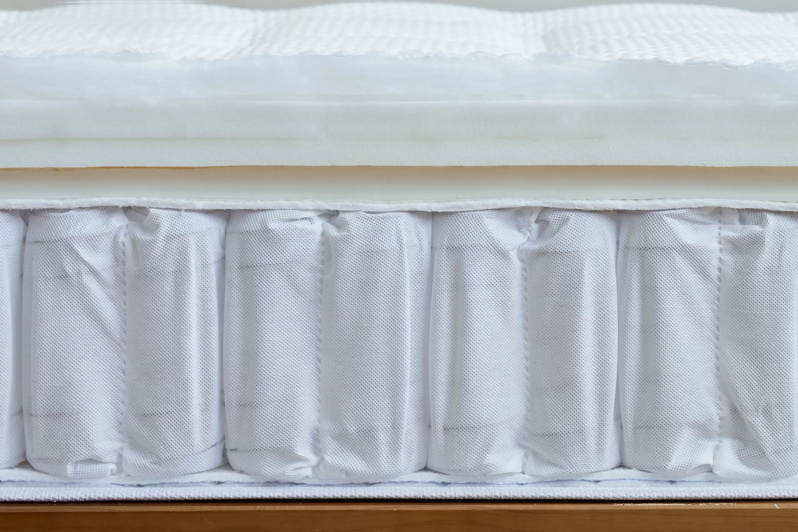 網誌文章 獨立筒床墊是什麼?完整解析獨立筒床墊優缺點和適用族群,與乳膠床墊、記憶床墊相比哪個適合您?封面照片