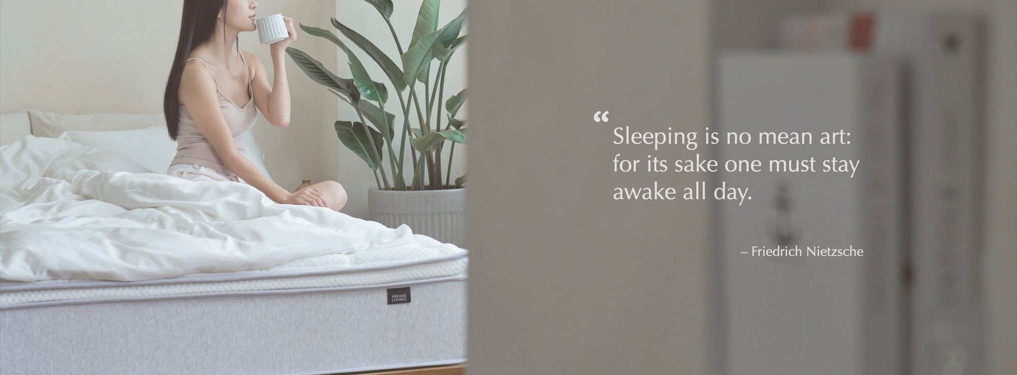 一位女性坐在覺醒家居 Original 經典好眠床墊上喝著咖啡,另一半的圖片寫出尼采的詩篇意味著睡場好覺的美好