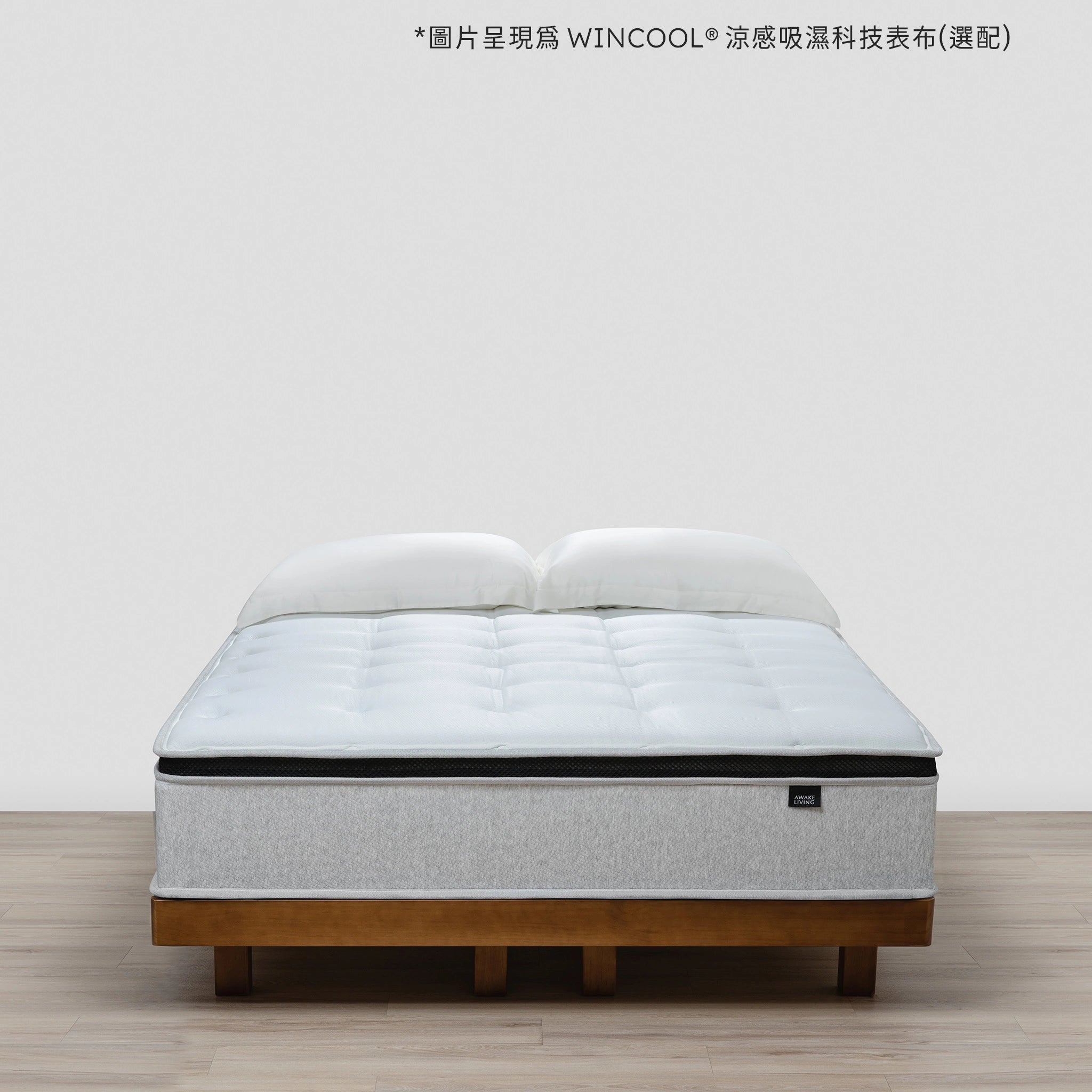 Firm 2.3 床墊置於木質床架上,並搭配兩個白色枕頭。