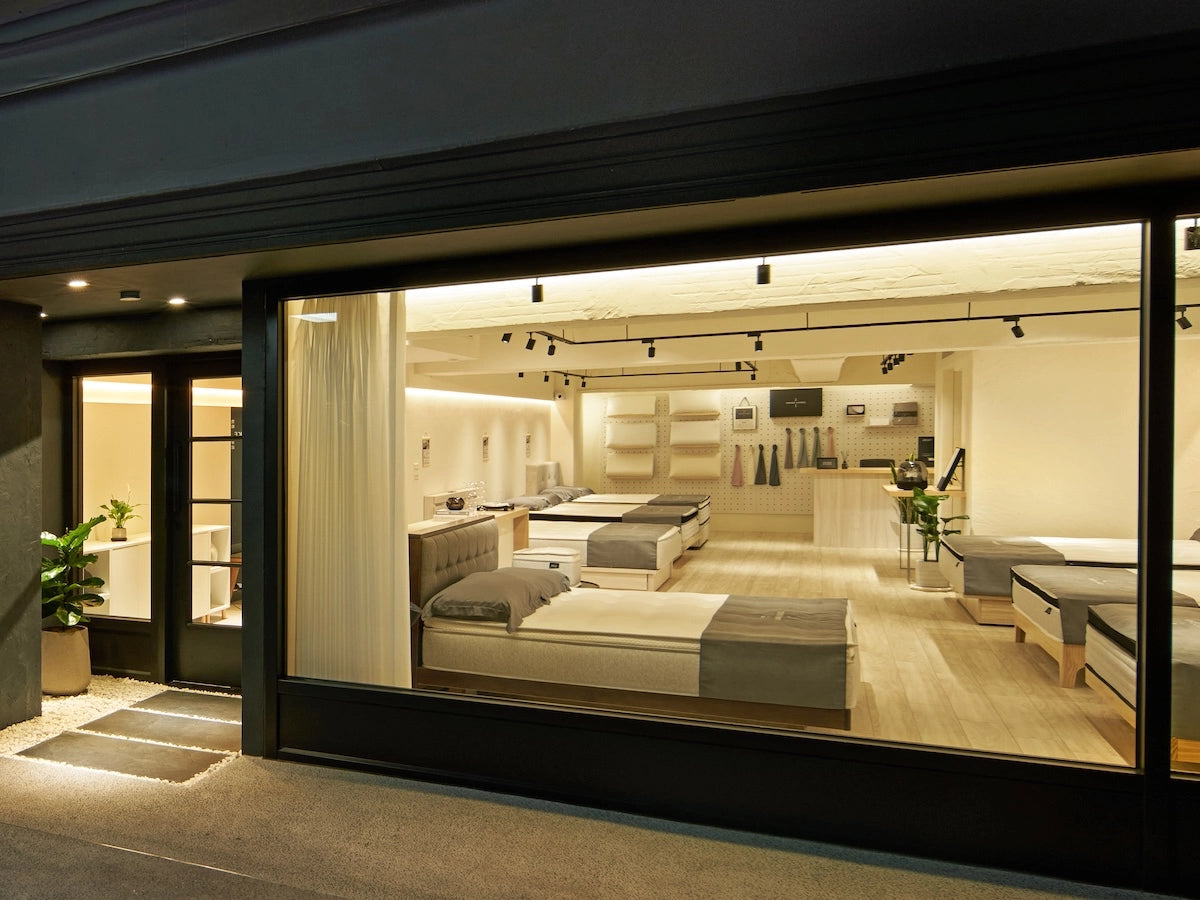 AWAKE LIVING 覺醒家居台北大安體驗店的門市入口與店內陳設。