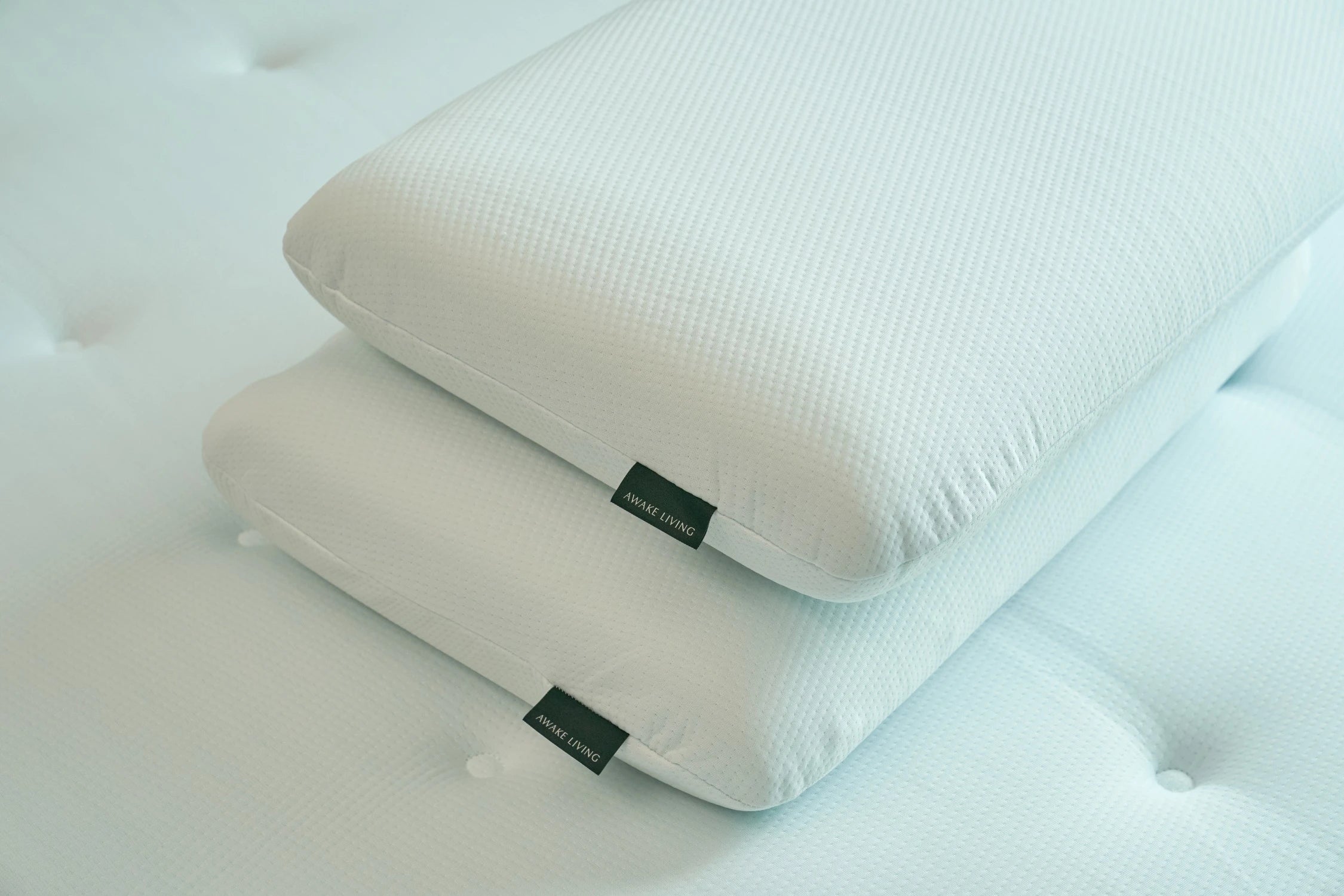 3kg 穩重釋壓記憶枕情境照 - 兩顆枕頭交疊在一起