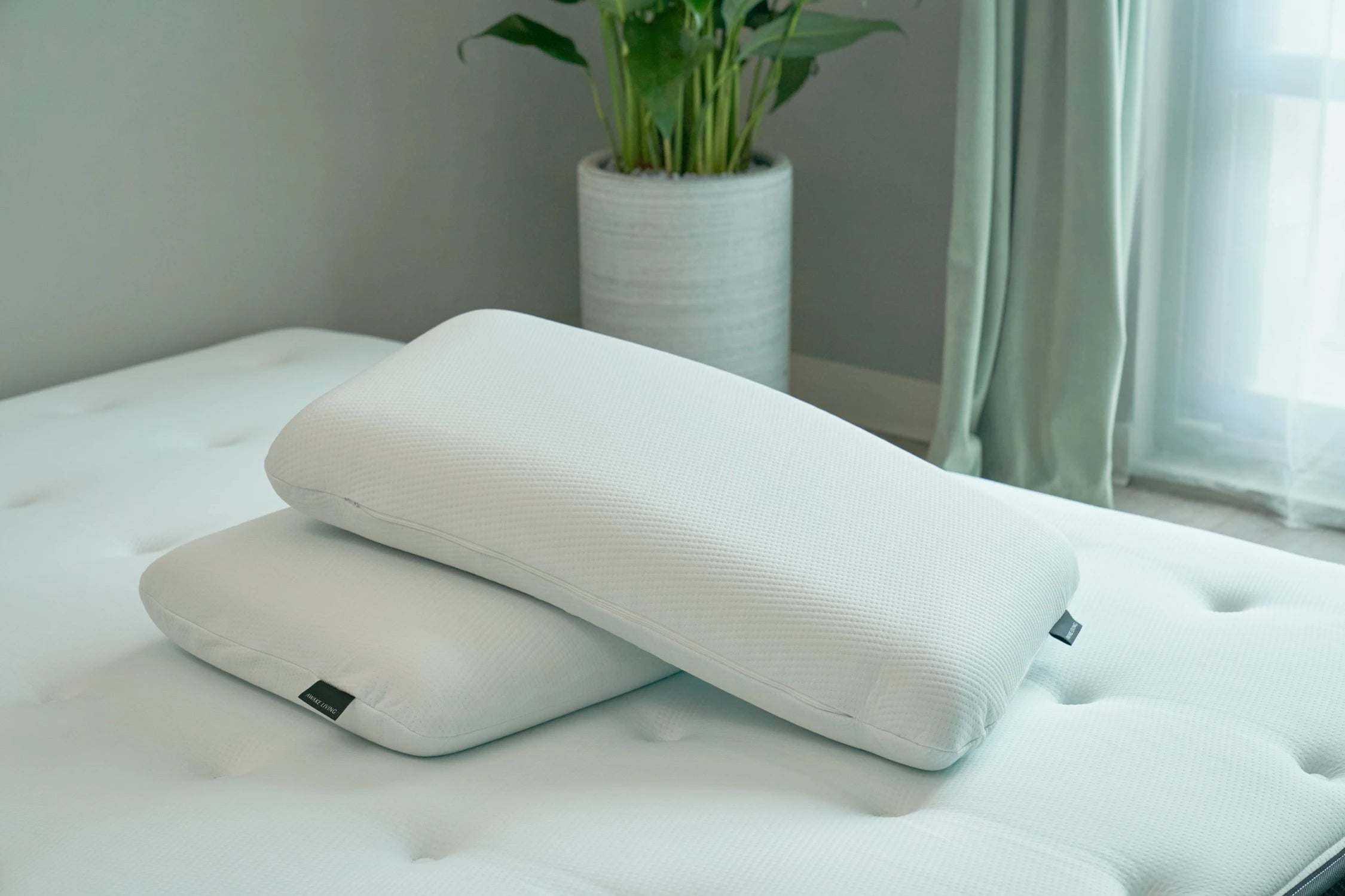 3kg 穩重釋壓記憶枕情境照 - 兩顆枕頭交錯疊在一起