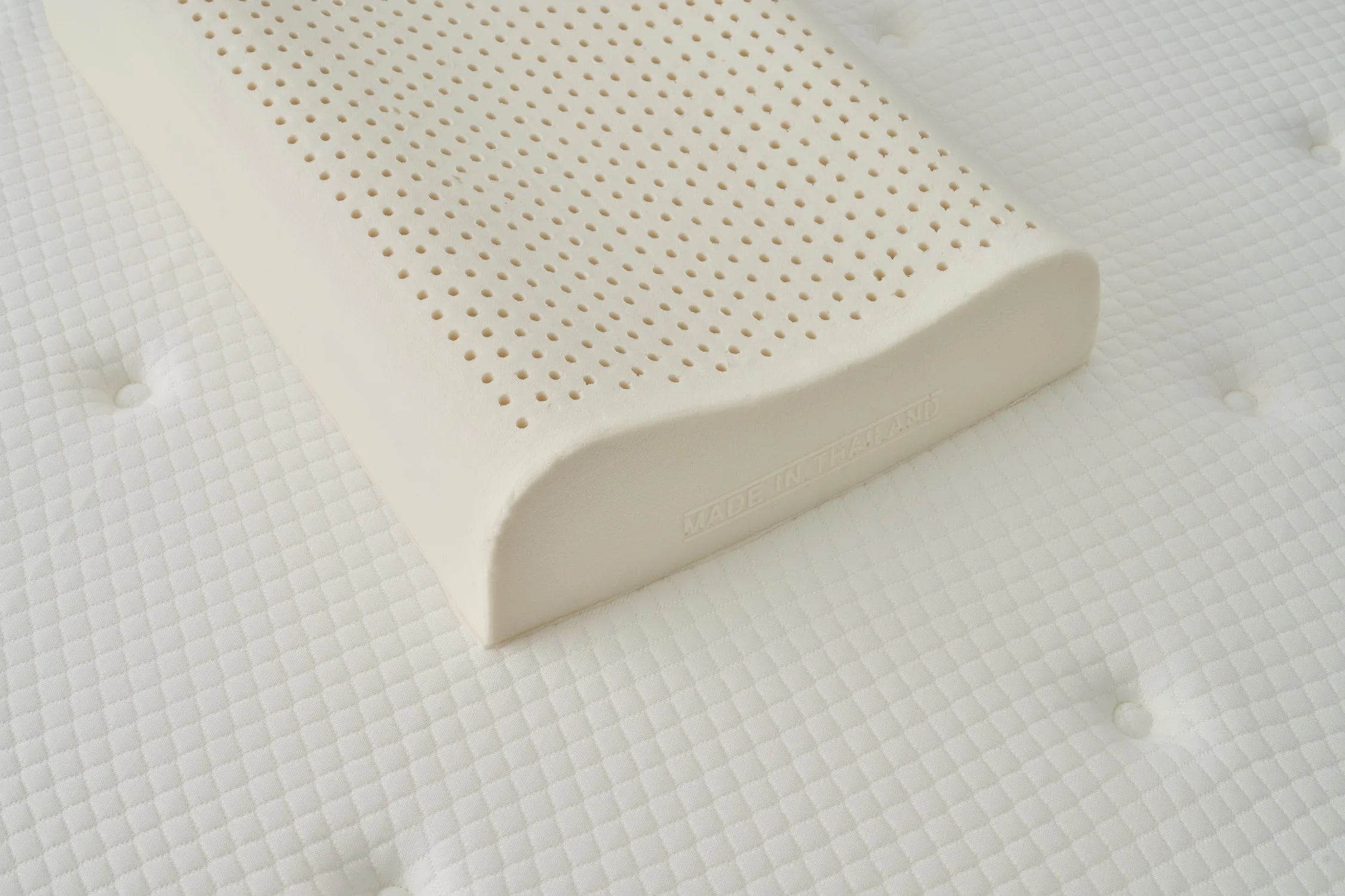 人體工學|泰國特A天然防蟎乳膠枕產品情境照 - 人體工學乳膠枕放置在天絲表布上