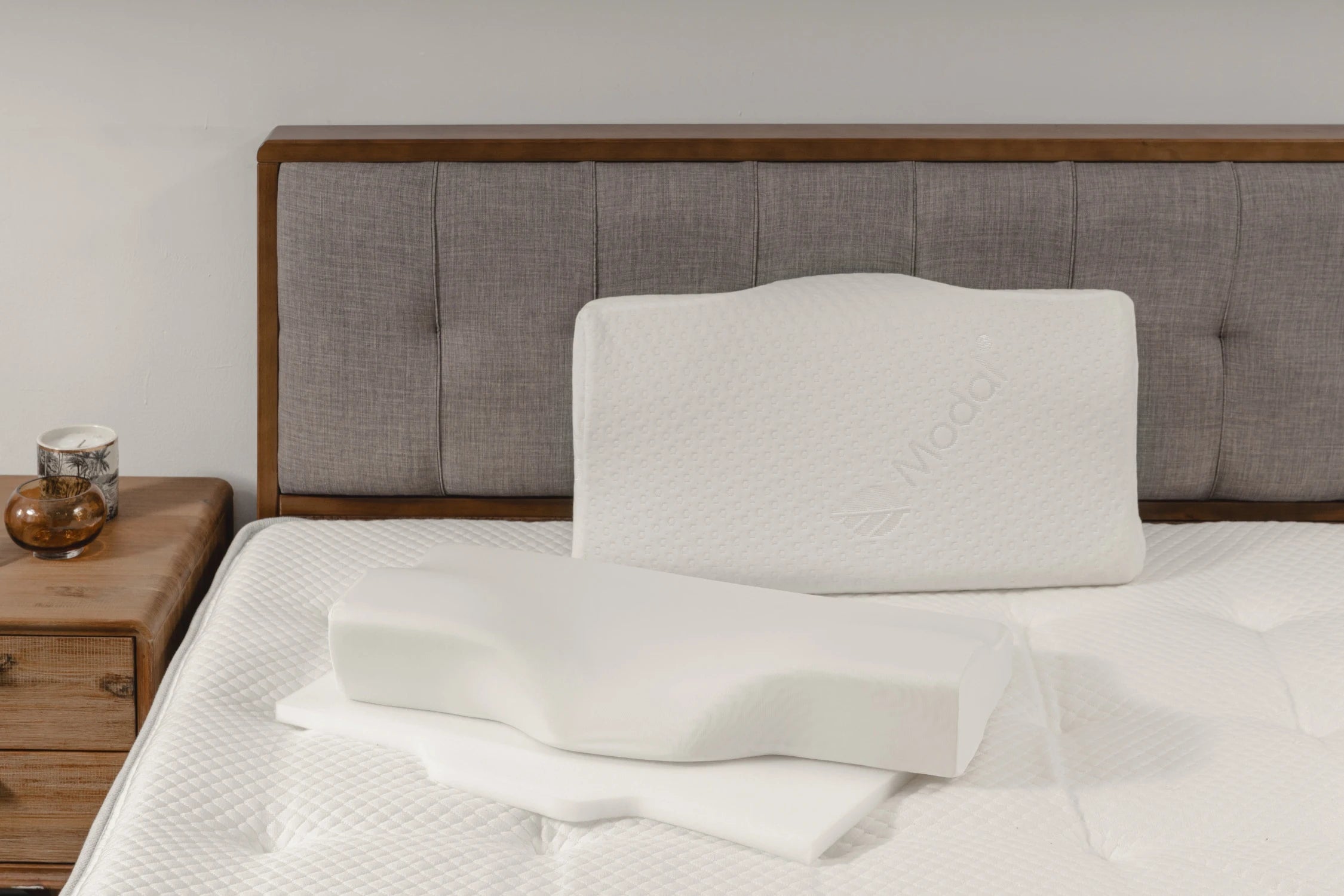 護頸工學記憶枕產品情境照 - 兩顆護頸工學記憶枕放置於床上