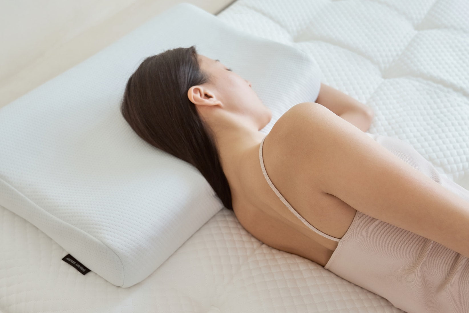 一名女子側身躺臥在覺醒家居冰鋒涼感枕上