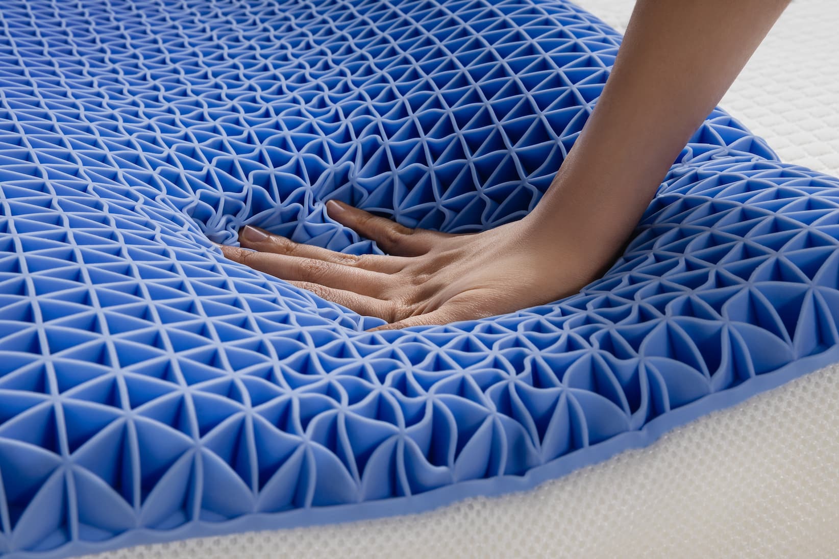 一隻手壓上覺醒家居冰鋒涼感枕印出手掌印和其優秀的回彈 / 柔軟能力