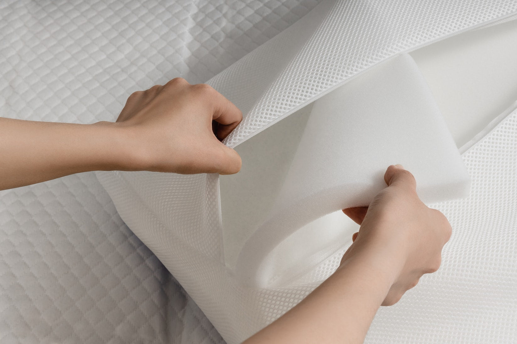 一雙手打開冰封涼感枕取出其墊高內材的照片