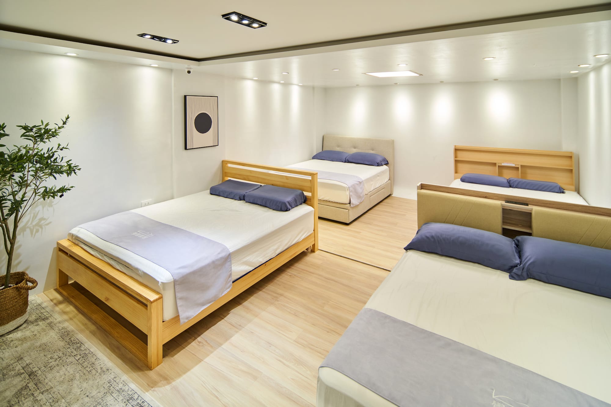 覺醒家居門市內部照片 B1 樓層,放置了 4 張覺醒家居其他規格的床墊