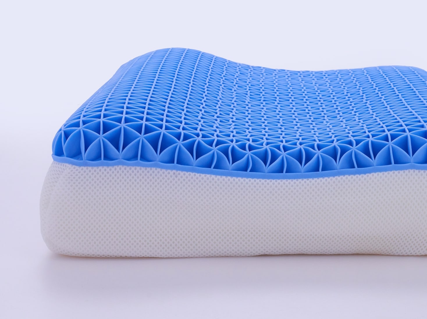 覺醒家居的冰鋒涼感枕側面拍攝照片,枕頭上方滿佈散熱感和支撐性十足的網狀格子材質