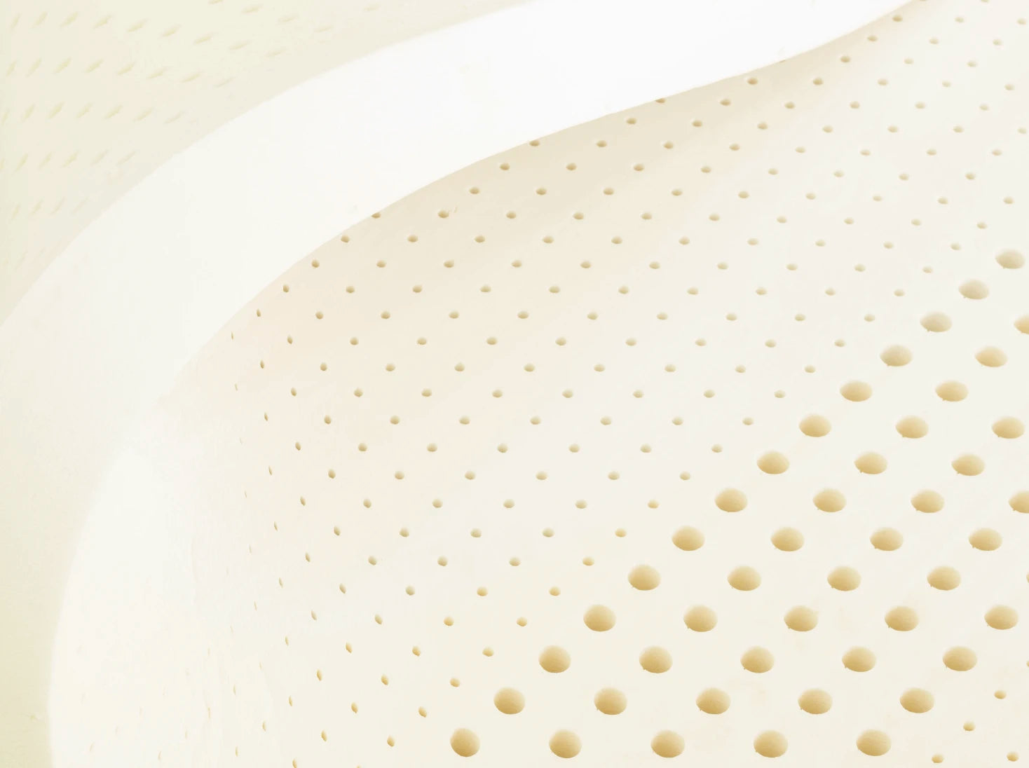 乳膠墊近拍照片，乳膠材質上呈現一個個透氣孔洞。