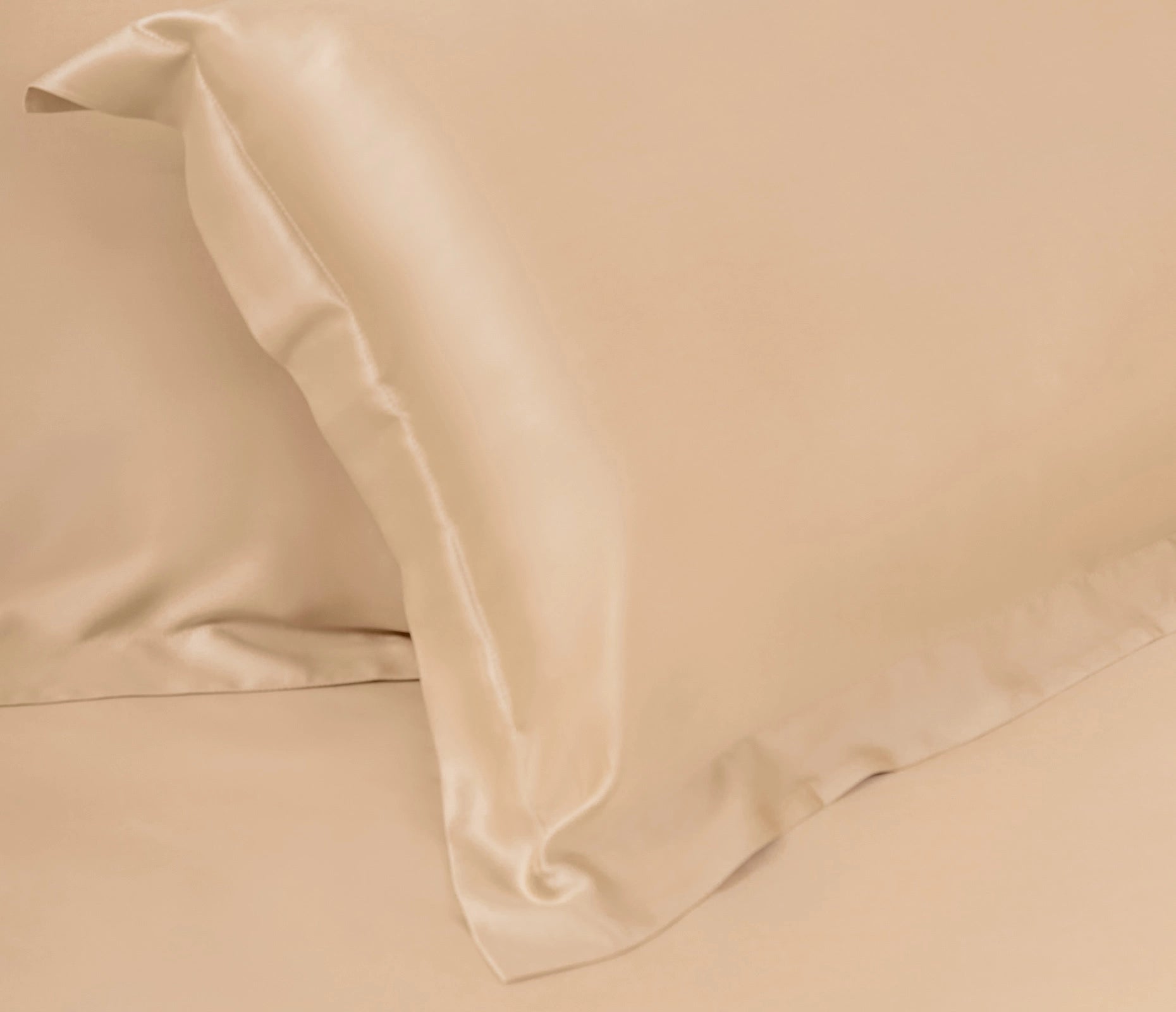 100 支雙股紗天絲™床包 + 枕套組合 - 500 織萊賽爾 100% TENCEL 柔和桃 Peach Fuzz 產品情境照 - 1
