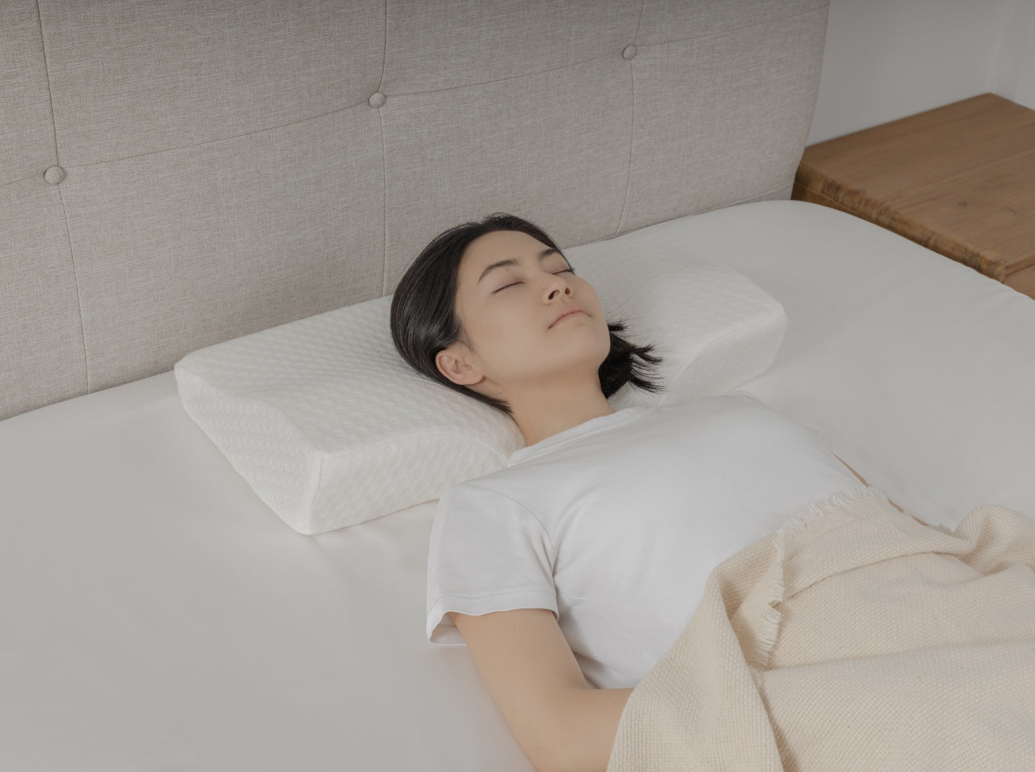 護頸工學記憶枕產品特色照 - 仰睡 更穩固