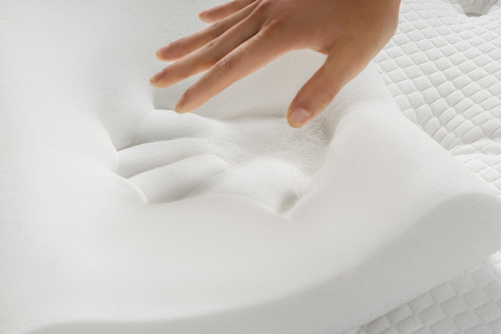 一隻手壓上覺醒家居冰鋒涼感枕印出手掌印和其優秀的回彈 / 柔軟能力