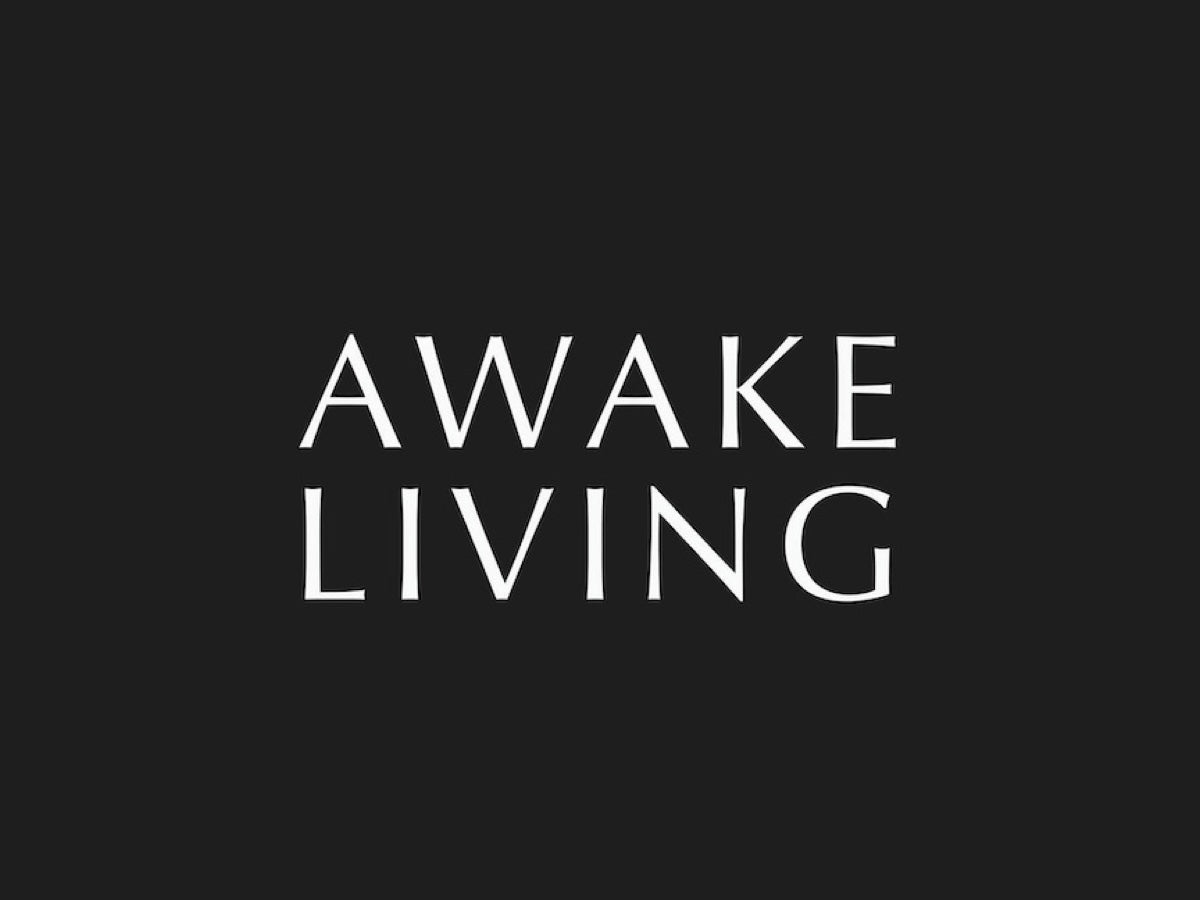 覺醒家居 Logo - Awake Living 白色字樣壓印在黑色底圖上方