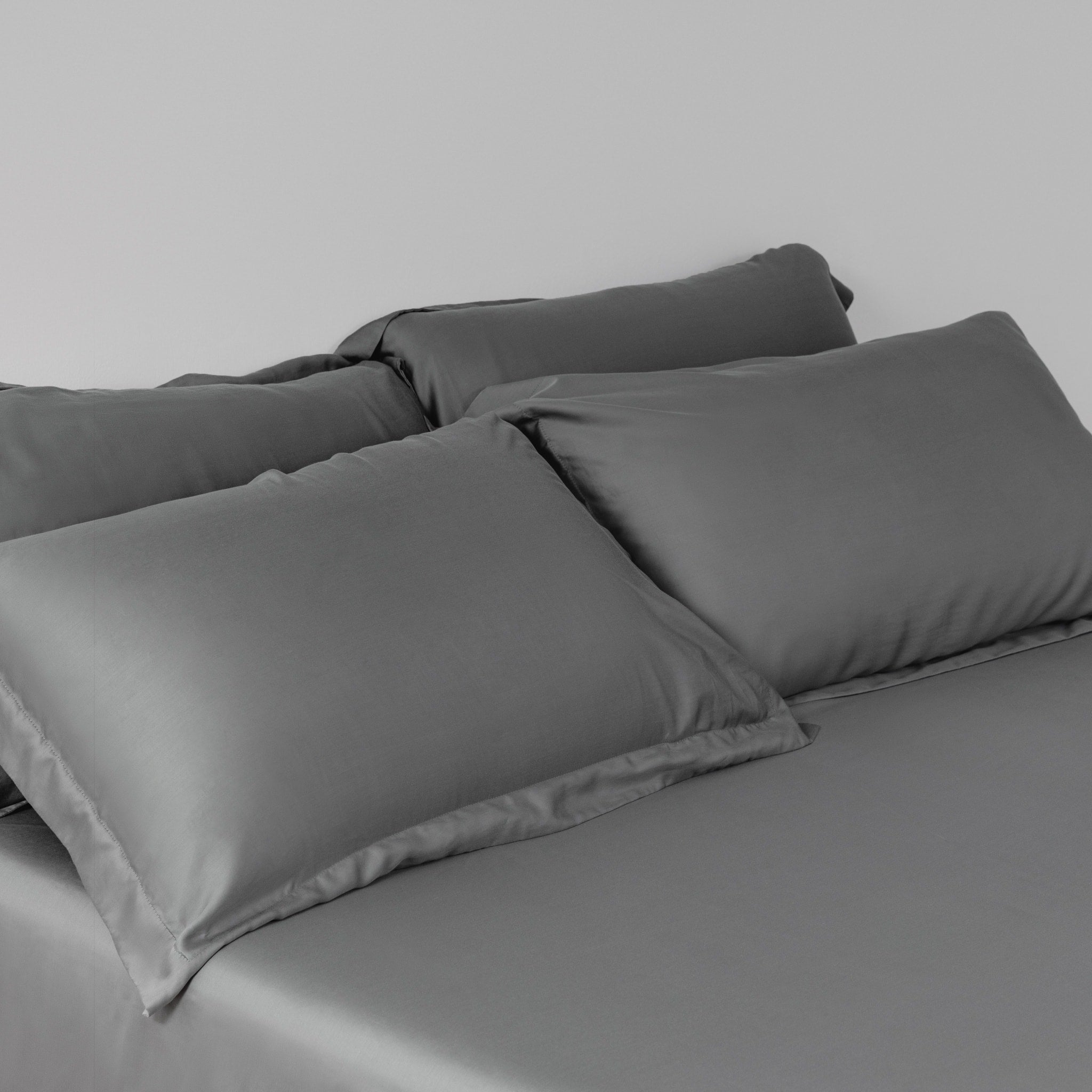 天絲床包 + 枕套組合產品照 - 1 - 極致灰 Ultimate Grey