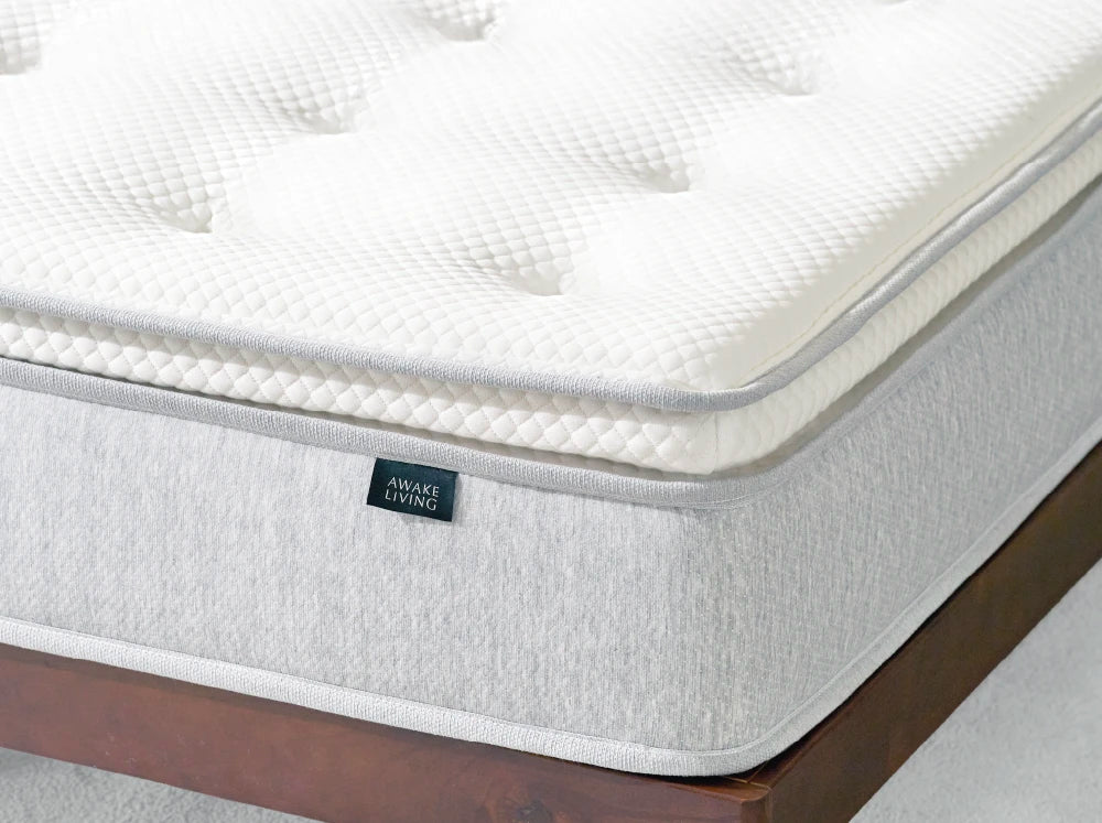 白色的床墊放置在實木床架上