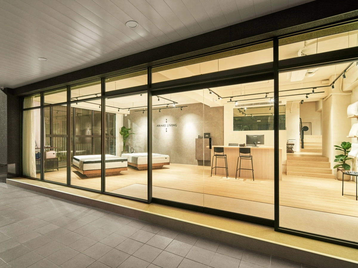 AWAKE LIVING 覺醒家居高雄鼓山體驗店的門市入口與店內陳設。