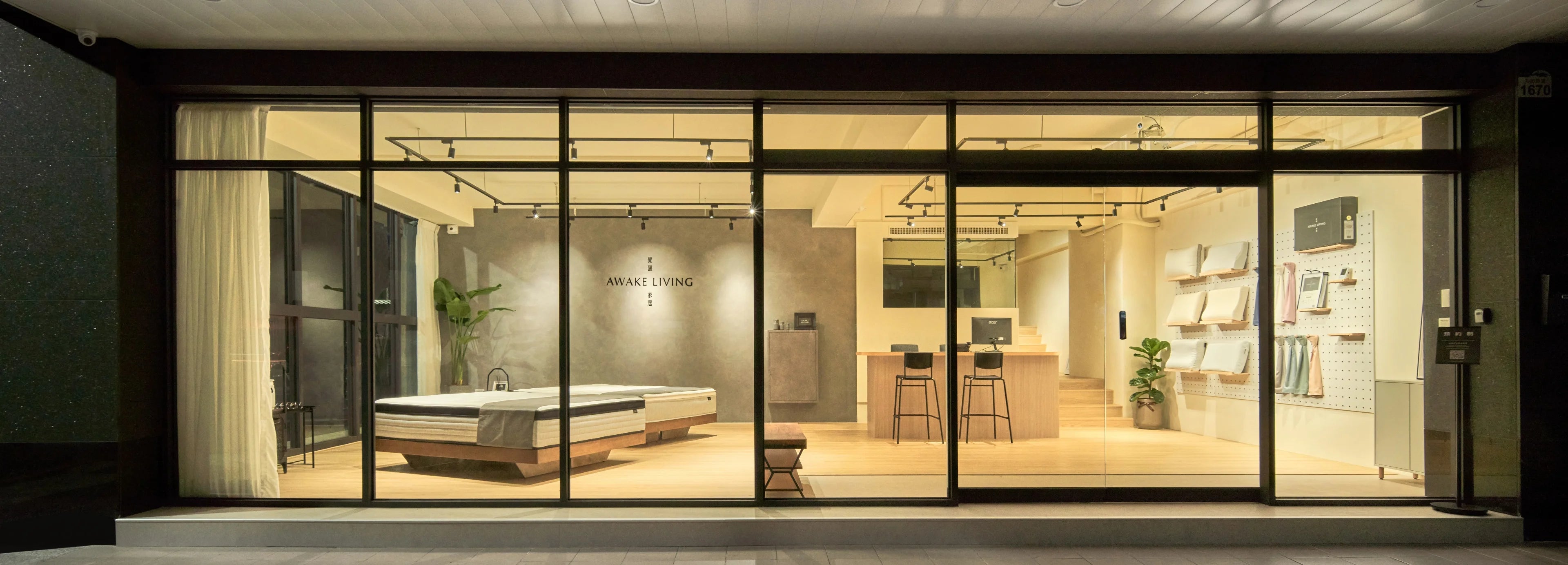 AWAKE LIVING 覺醒家居高雄鼓山體驗店的門市門口與店內照片，畫面中備有多張床墊提供試躺。