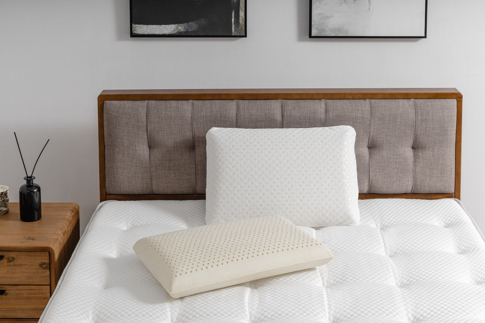 兩顆覺醒家居經典麵包枕放置在床墊上的產品照片