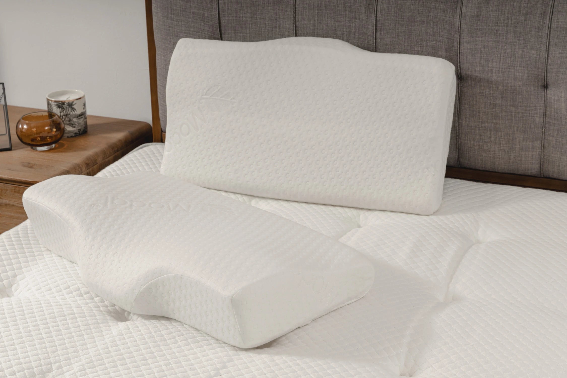 護頸工學記憶枕產品情境照 - 兩顆護頸工學記憶枕放置於床上另一角度呈現