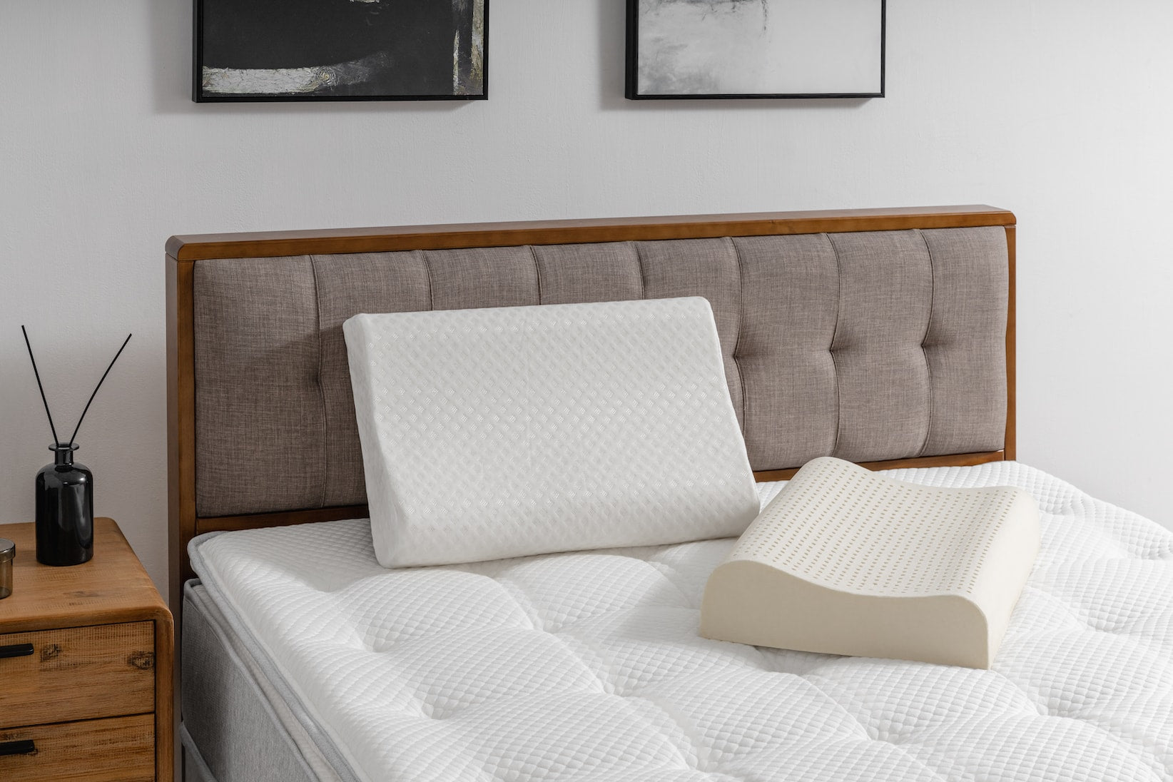 兩顆覺醒家居人體工學枕放置在床墊上的產品照片