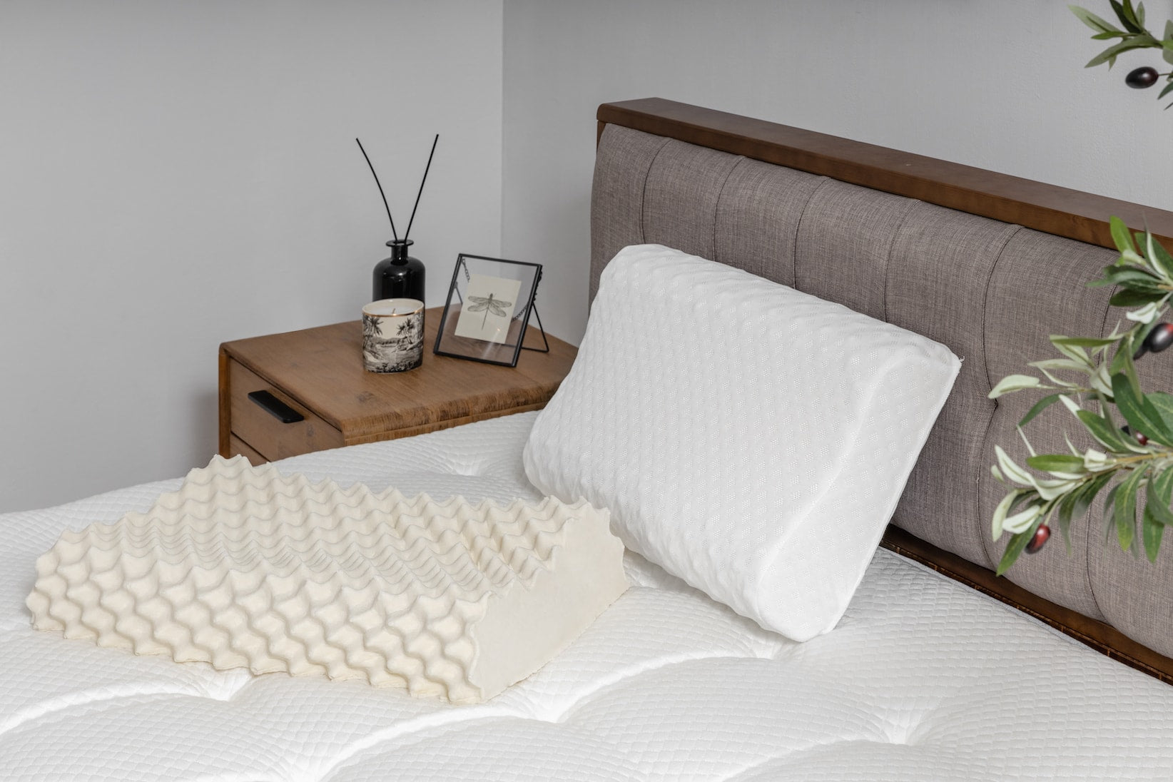 兩顆覺醒家居顆粒按摩枕放置在床墊上的產品照片