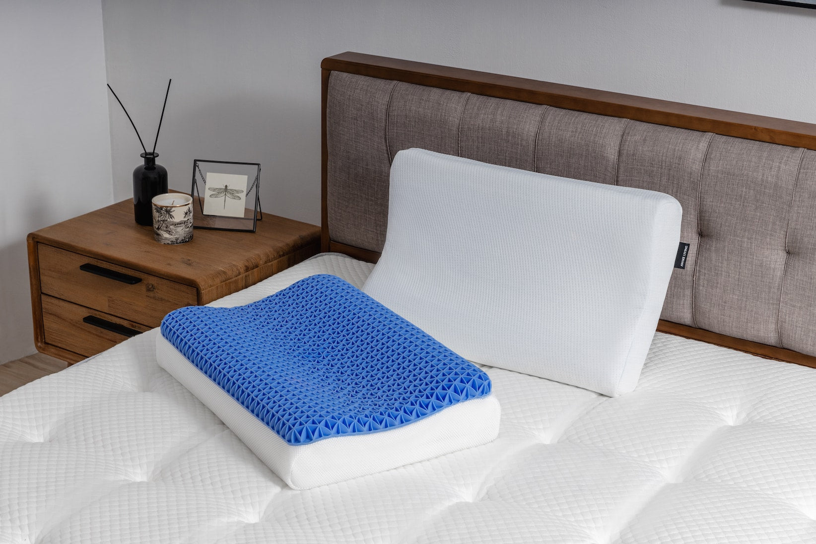 兩顆覺醒家居冰鋒涼感枕放置在床墊上的產品照片
