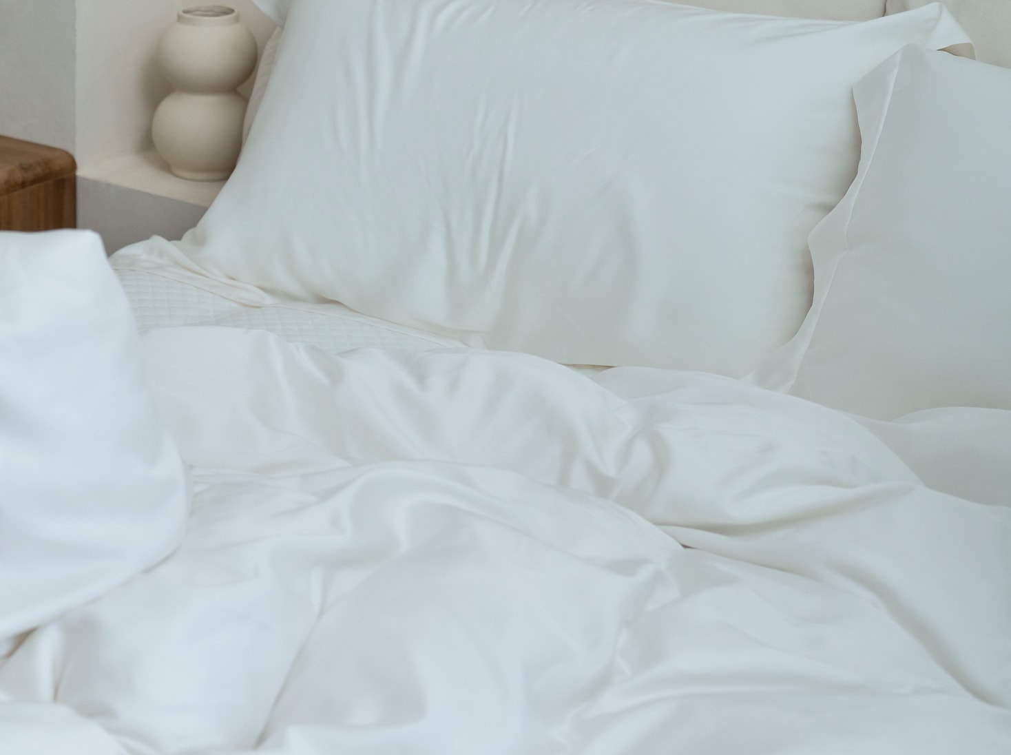 覺醒家居的床墊和枕頭上方套著覺醒家居的珍珠白寢具